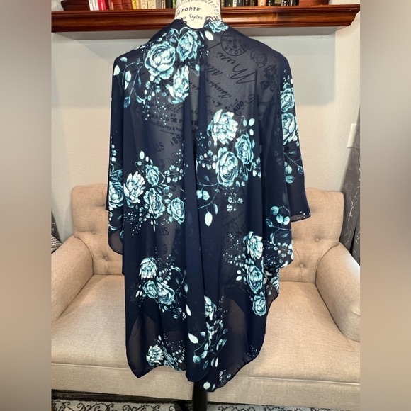 D16.14 Vince Camuto Navy Blue Sheer Floral Kimono Wrap O/S - Picture 6 of 6